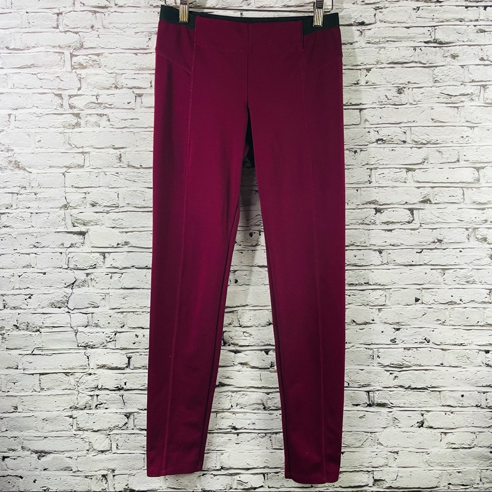 Simply Vera VW Cranberry Knit Leggings